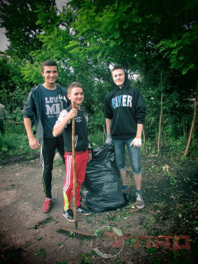 На закинутому стадіоні кілька десятків людей влаштували толоку (Фото) + (Відео) — фото 1