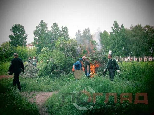 На закинутому стадіоні кілька десятків людей влаштували толоку (Фото) + (Відео) — фото 5