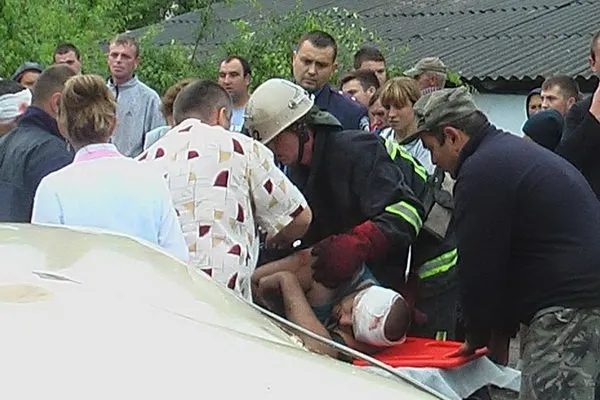Аварія на Тернопільщині. Рятувальники «вирізали» людей із понівечених авто (Фото) — фото 1