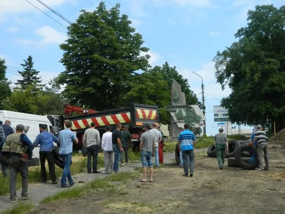 Близько 50 тернополян повстали проти будови скандального депутата (Фото) — фото 2