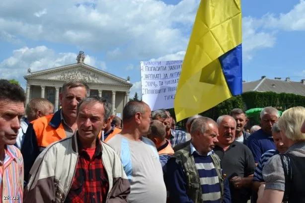 Працівники облавтодору з усіх районів вийшли на пікет у Тернополі з вимогою виплатити їм зароблені гроші (Фото) + (Відео) — фото 2