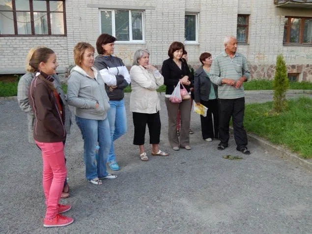 Тернополяни воюють за єдиний зелений бар’єр перед вихлопами автомобілів на дорозі (Фото) + (Відео) — фото 1