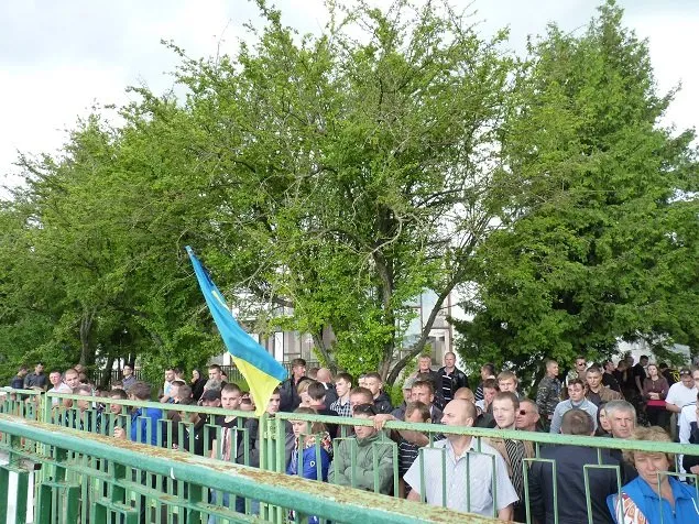 Сотні тернополян проводжали в останню путь загиблого в АТО снайпера (Фоторепортаж) — фото 1