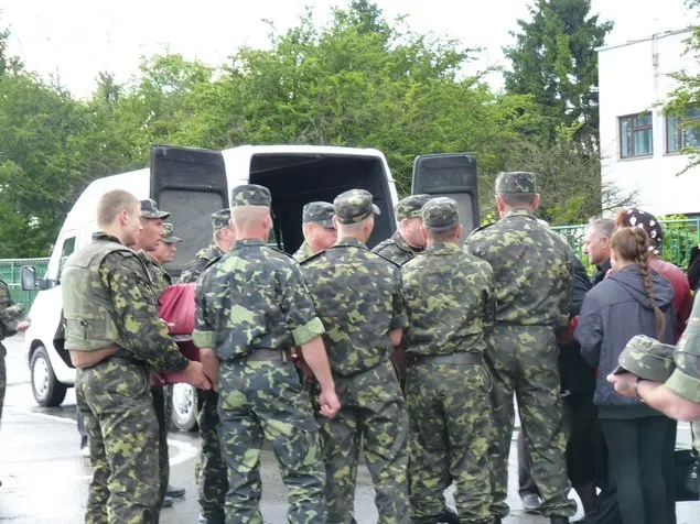 Сотні тернополян проводжали в останню путь загиблого в АТО снайпера (Фоторепортаж) — фото 4