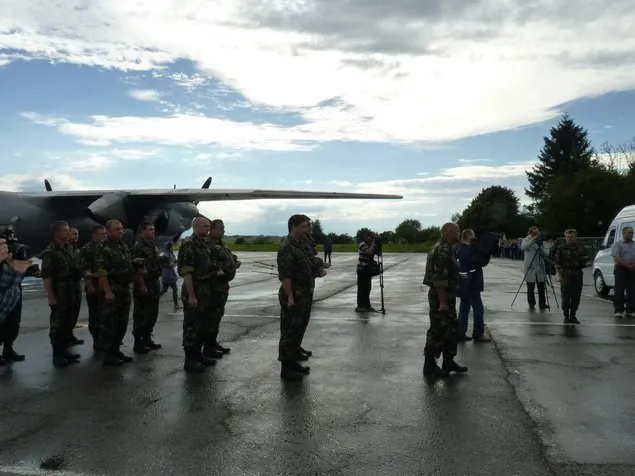 Сотні тернополян проводжали в останню путь загиблого в АТО снайпера (Фоторепортаж) — фото 5