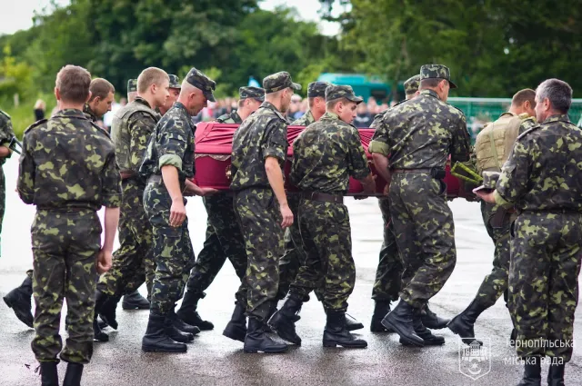 Сотні тернополян проводжали в останню путь загиблого в АТО снайпера (Фоторепортаж) — фото 8