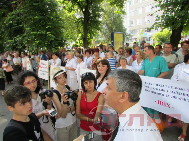 Майже дві сотні людей відстоюють лікарню залізничників (Фоторепортаж) — фото 5