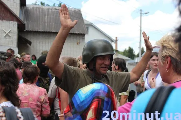 Натовп матерів, дружин і родичів військових батальйону тероборони у відчаї заблокували виїзд із військової частини (Фоторепортаж) + (Відео) — фото 1