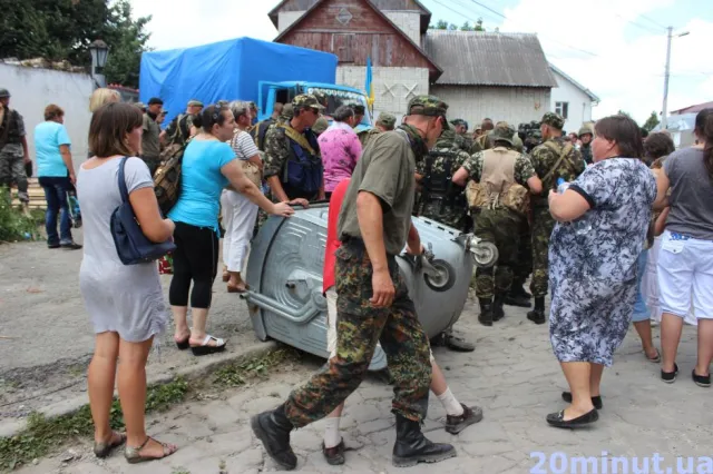 Натовп матерів, дружин і родичів військових батальйону тероборони у відчаї заблокували виїзд із військової частини (Фоторепортаж) + (Відео) — фото 2