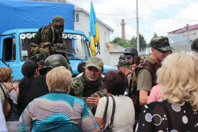 Натовп матерів, дружин і родичів військових батальйону тероборони у відчаї заблокували виїзд із військової частини (Фоторепортаж) + (Відео) — фото 3