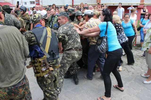 Натовп матерів, дружин і родичів військових батальйону тероборони у відчаї заблокували виїзд із військової частини (Фоторепортаж) + (Відео) — фото 5