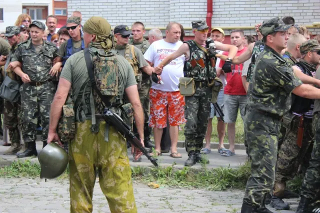 Натовп матерів, дружин і родичів військових батальйону тероборони у відчаї заблокували виїзд із військової частини (Фоторепортаж) + (Відео) — фото 6