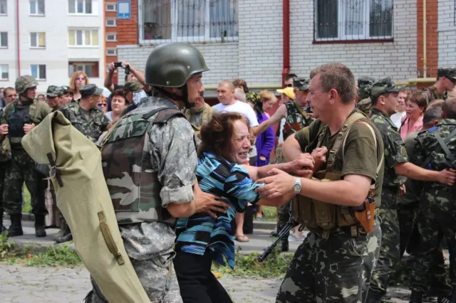 Натовп матерів, дружин і родичів військових батальйону тероборони у відчаї заблокували виїзд із військової частини (Фоторепортаж) + (Відео) — фото 7