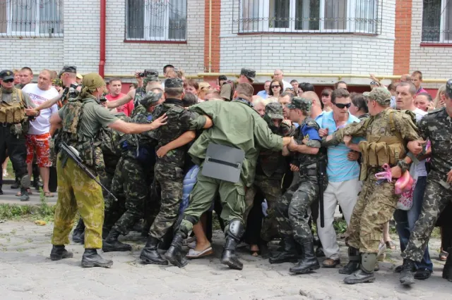 Натовп матерів, дружин і родичів військових батальйону тероборони у відчаї заблокували виїзд із військової частини (Фоторепортаж) + (Відео) — фото 8