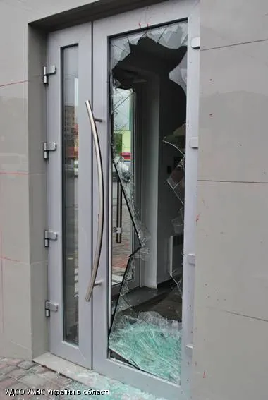 П’яний молодик намагався пограбувати відділення банку в центрі Тернополя — фото 1