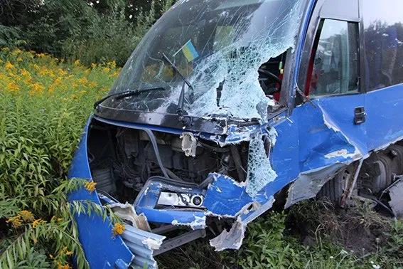 Рейсовий автобус потрапив в аварію. Травмувалося шестеро людей — фото 1