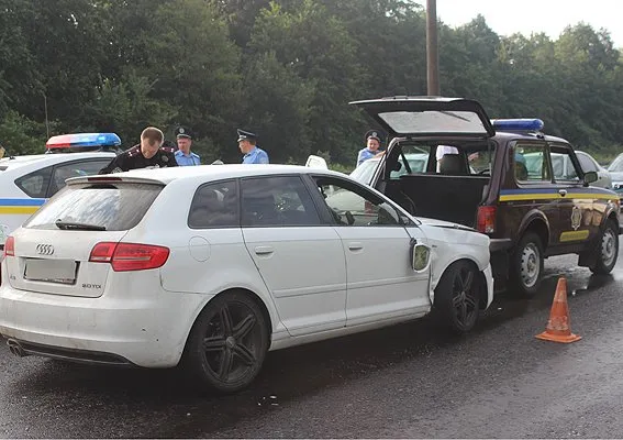 Тернопільський наркоман протаранив службове авто львіських ДАІшників (Фото) — фото 2