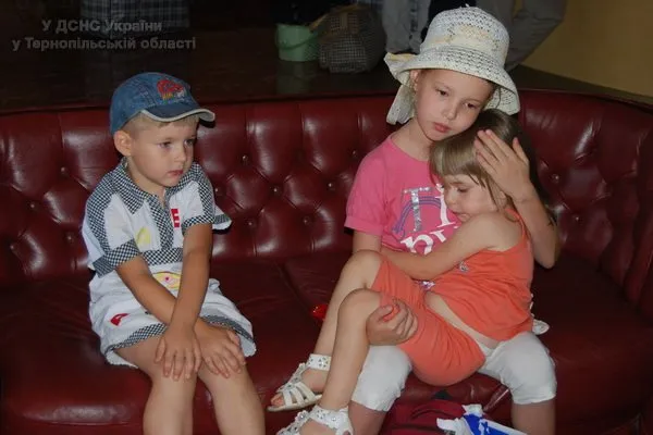 На Тернопільщину з «гарячих точок» країни продовжують прибувати цілі родини (Фото) + (Відео) — фото 3