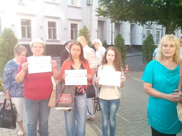 Незадоволені люди і далі приходять пікетувати міську раду (Фоторепортаж) + (Відео) — фото 1