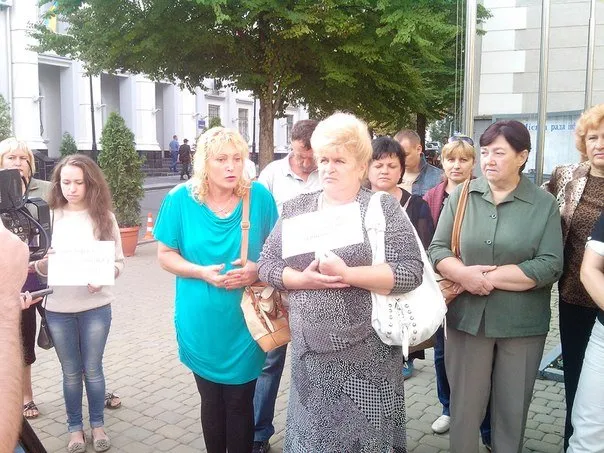 Незадоволені люди і далі приходять пікетувати міську раду (Фоторепортаж) + (Відео) — фото 2