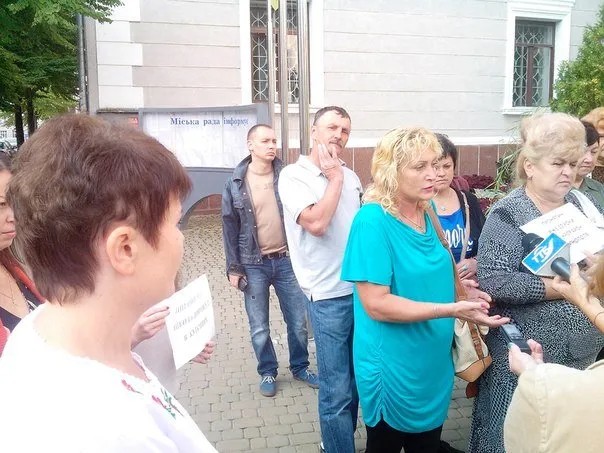 Незадоволені люди і далі приходять пікетувати міську раду (Фоторепортаж) + (Відео) — фото 3