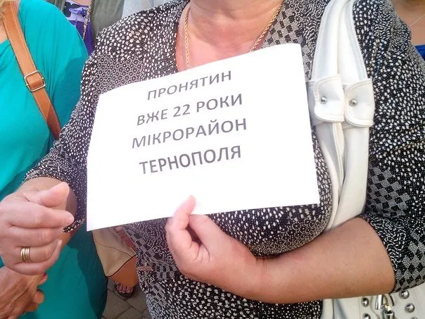 Незадоволені люди і далі приходять пікетувати міську раду (Фоторепортаж) + (Відео) — фото 9