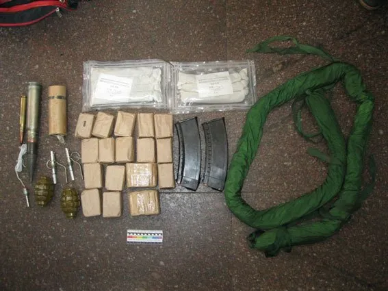 В Тернополі спіймали чоловіка з цілим арсеналом зброї — фото 1