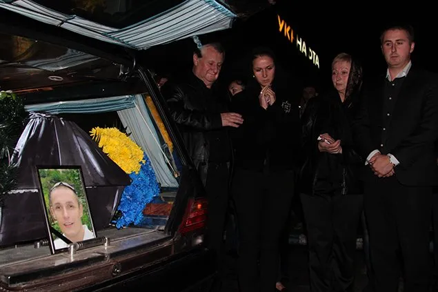 До Тернополя привезли тіло 33-х річного командира другої роти «Айдару» Андрія Юркевича (Фото) — фото 1