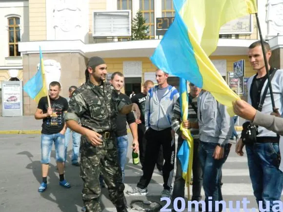 Ціле село приїхало на тернопільський вокзал, аби зустріти земляка з АТО (Відео) — фото 1
