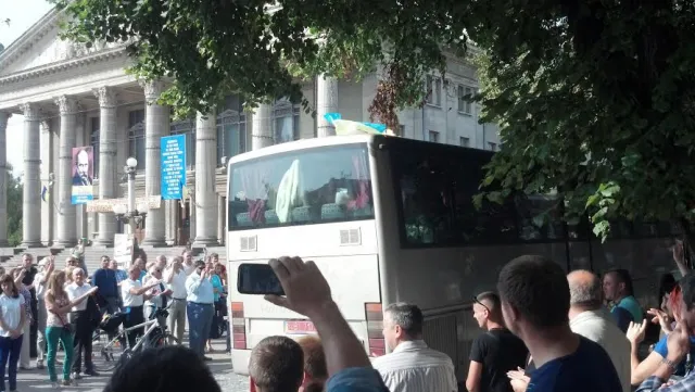 Тернопіль знову плакав – у зону АТО відправилось 50 найкращих чоловіків міста (Фоторепортаж) — фото 9