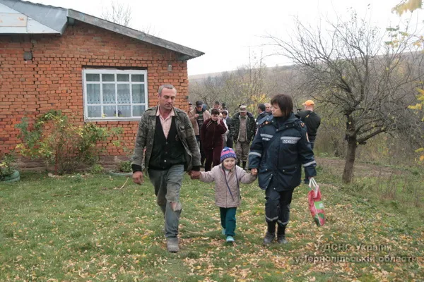 Більше півтисячі людей шукали в лісі п’ятирічну дівчинку (Фоторепортаж) + (Відео) — фото 6