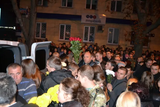 Тисячі тернополян попрощалися із фотожурналістом та бійцем «Айдару» Віктором Гурняком (Фото) + (Відео) — фото 3