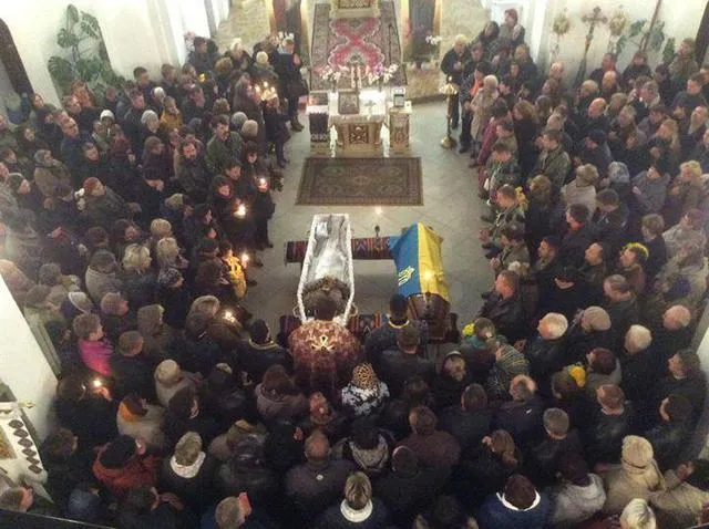 Тисячі тернополян попрощалися із фотожурналістом та бійцем «Айдару» Віктором Гурняком (Фото) + (Відео) — фото 4
