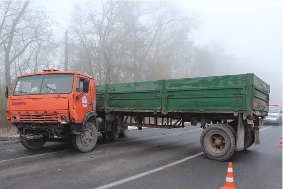 Страшна аварія на Тернопільщині. У результаті зіткнення вантажівки та легківки двоє людей загинули (Фото) — фото 2