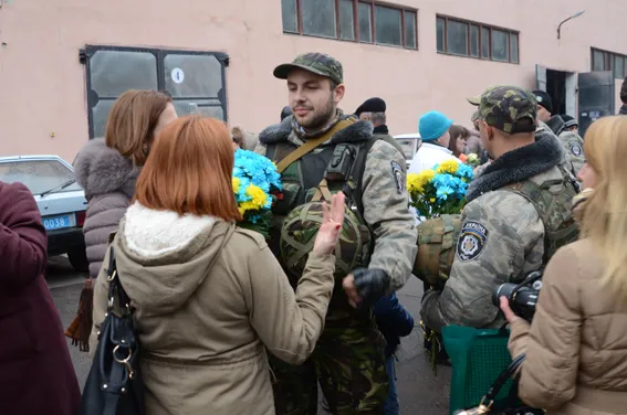 Зі сльозами радості, рідні зустрічали тернопільських захисників (Фото) + (Відео) — фото 1