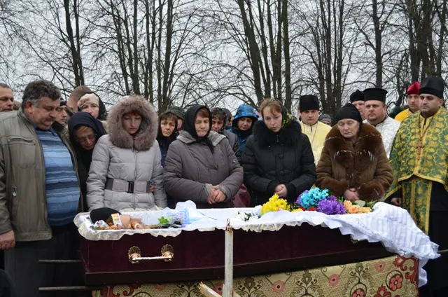 На Тернопільщині попрощалася з ще одним Героєм, котрий віддав життя, захищаючи Україну (Фото) — фото 2