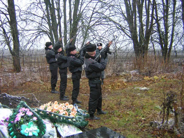 На Тернопільщині попрощалася з ще одним Героєм, котрий віддав життя, захищаючи Україну (Фото) — фото 3