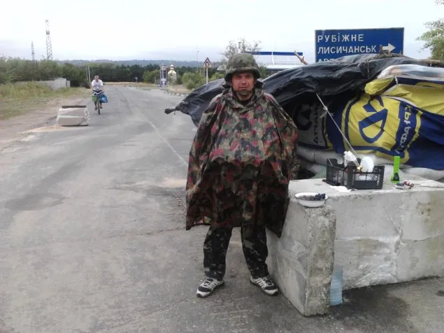 Скандальний тернопільський регіонал фотографується з автоматом в зоні АТО (Фото) — фото 1