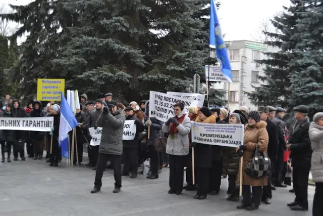 У Тернополі протестували більше двох сотень педагогів (Фото) — фото 2