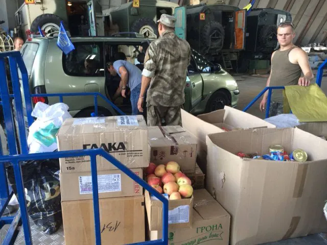 В зону АТО відправили 13 автомобілів, бойову машину та «швидку» (Фоторепортаж) — фото 1