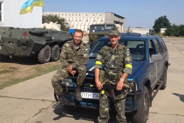 В зону АТО відправили 13 автомобілів, бойову машину та «швидку» (Фоторепортаж) — фото 7