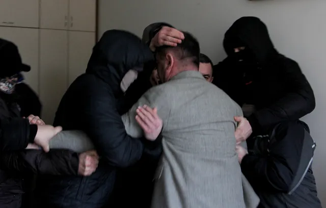 Сьогодні у сміттєвому баці, облитий зеленкою, опинився Михайло Горішній (Фоторепортаж) — фото 1