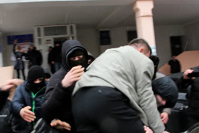 Сьогодні у сміттєвому баці, облитий зеленкою, опинився Михайло Горішній (Фоторепортаж) — фото 2
