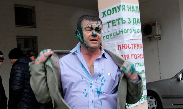 Сьогодні у сміттєвому баці, облитий зеленкою, опинився Михайло Горішній (Фоторепортаж) — фото 7