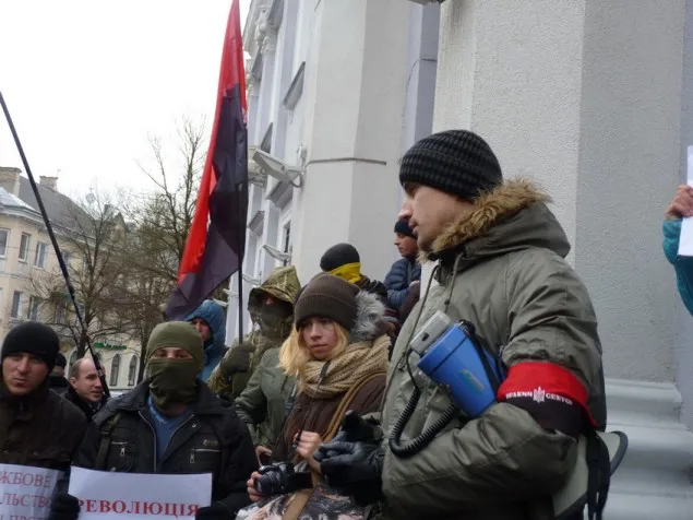 Активісти принесли під стіни прокуратури золотий унітаз (Фоторепортаж) — фото 4
