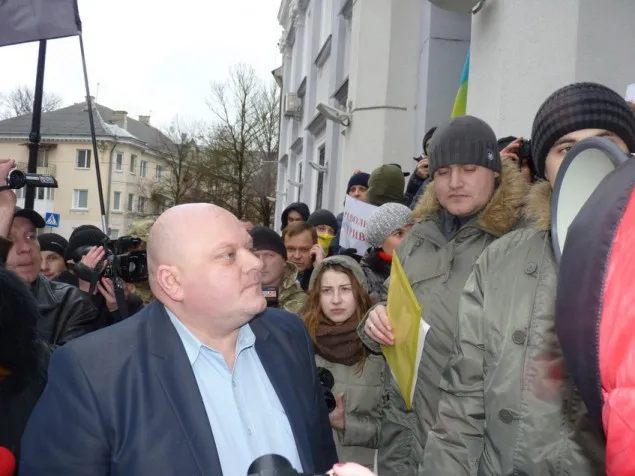 Активісти принесли під стіни прокуратури золотий унітаз (Фоторепортаж) — фото 7