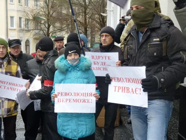 Активісти принесли під стіни прокуратури золотий унітаз (Фоторепортаж) — фото 8