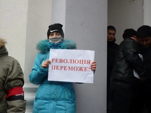 Активісти принесли під стіни прокуратури золотий унітаз (Фоторепортаж) — фото 10