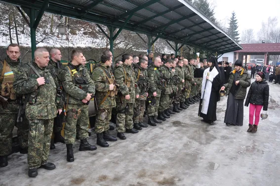 Близько сотні правоохоронців вирушили в зону АТО (Фоторепортаж) — фото 6