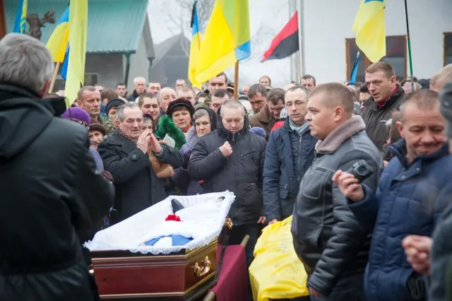 Загиблого 22-річного «кіборга» на Тернопільщині зустрічали «живим ланцюгом» (Фоторепортаж) — фото 2
